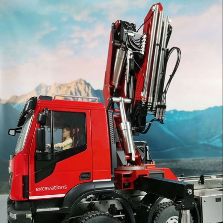 FM 1:14 8x8 LKW mit Iveco Trakker und hydraulischem Ladekran
