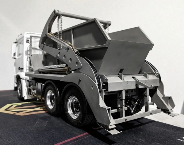Mercedes-Benz Arocs 6x4 Bauschuttcontainer LKW 1:14 KIT